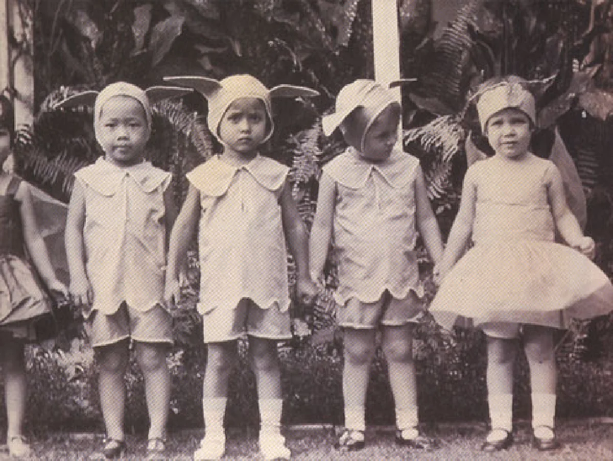 เรื่องสุดน่ารักของในหลวงร.9 ที่ทรงตรัสกับ สมเด็จย่า เมื่อต้องใส่ชุดไม่ทรงโปรด เมื่อครั้งในวัยเยาว์ 