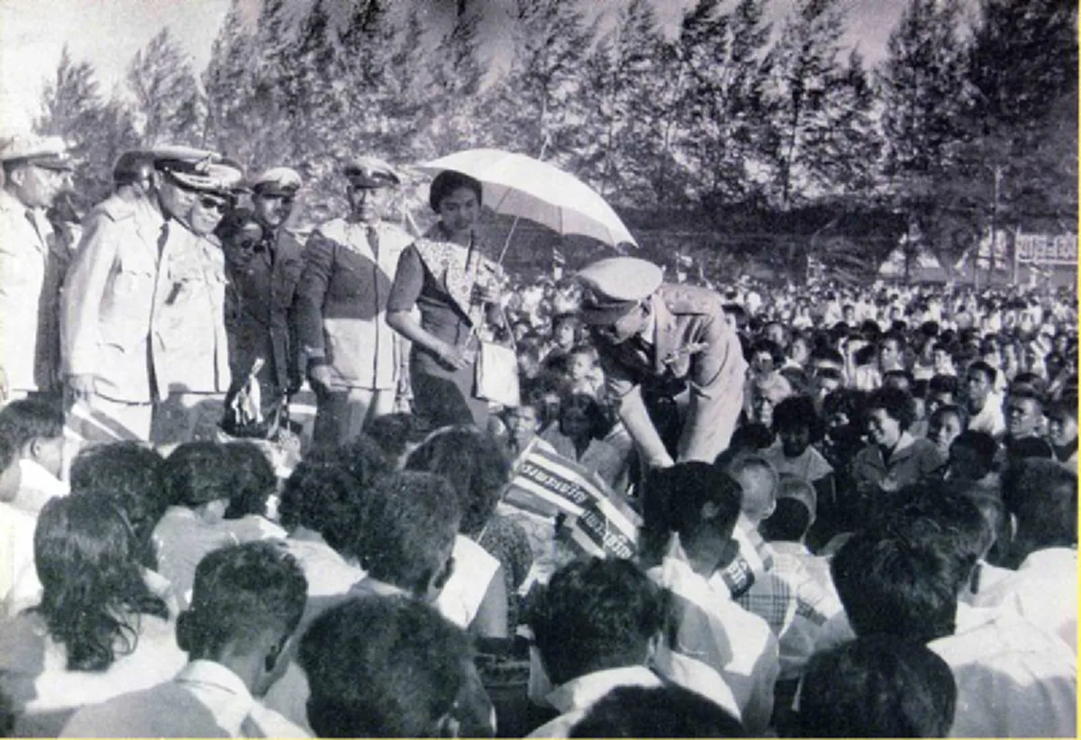 ซาบซึ้งที่สุด!! บทประทับใจเมื่อครั้ง " ในหลวง ร.๙" เสด็จฯลงใต้ เกิดอุบัติเหตุ "เล็บราษฎรข่วนโดนพระหัตถ์ขวา.." แพทย์หลวงถึงสะดุ้ง...??
