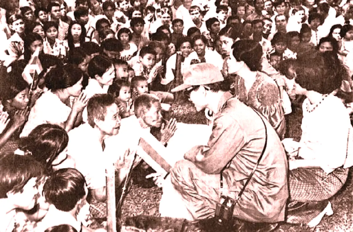 สุดซาบซึ้ง!..พระเมตตาธรรม... เมื่อครั้งเสด็จเยี่ยมราษฎร หลังเหตุการณ์ ๖ ตุลาคม๒๕๑๖...อ่านแล้วถึงกับน้ำตาซึม!...ขอพระองค์ทรงพระเจริญ...