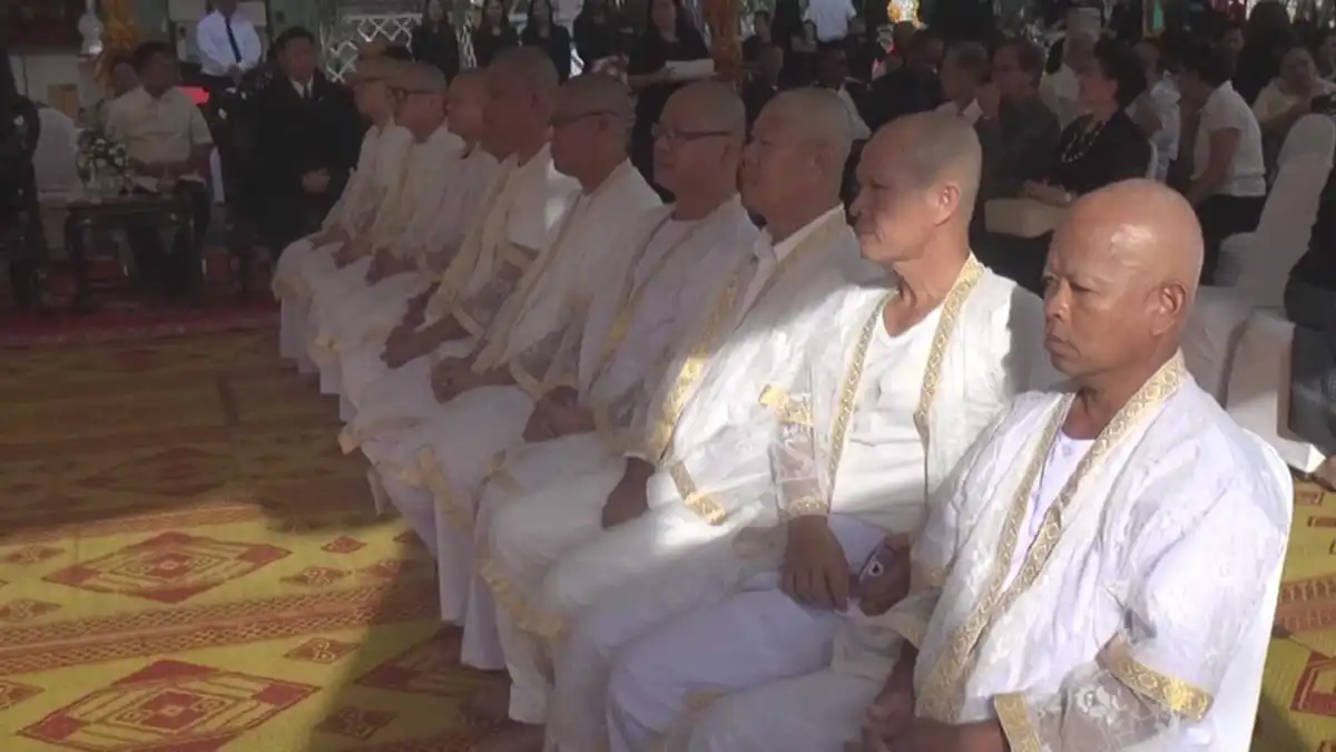 ด้วยสำนึกพระมหากรุณาธิคุณ!!วังน้ำเขียว จัดอุปสมบทหมู่ ๙๙ รูป ถวายเป็นพระราชกุศล ในหลวง ร.๙(มีคลิปข่าว)