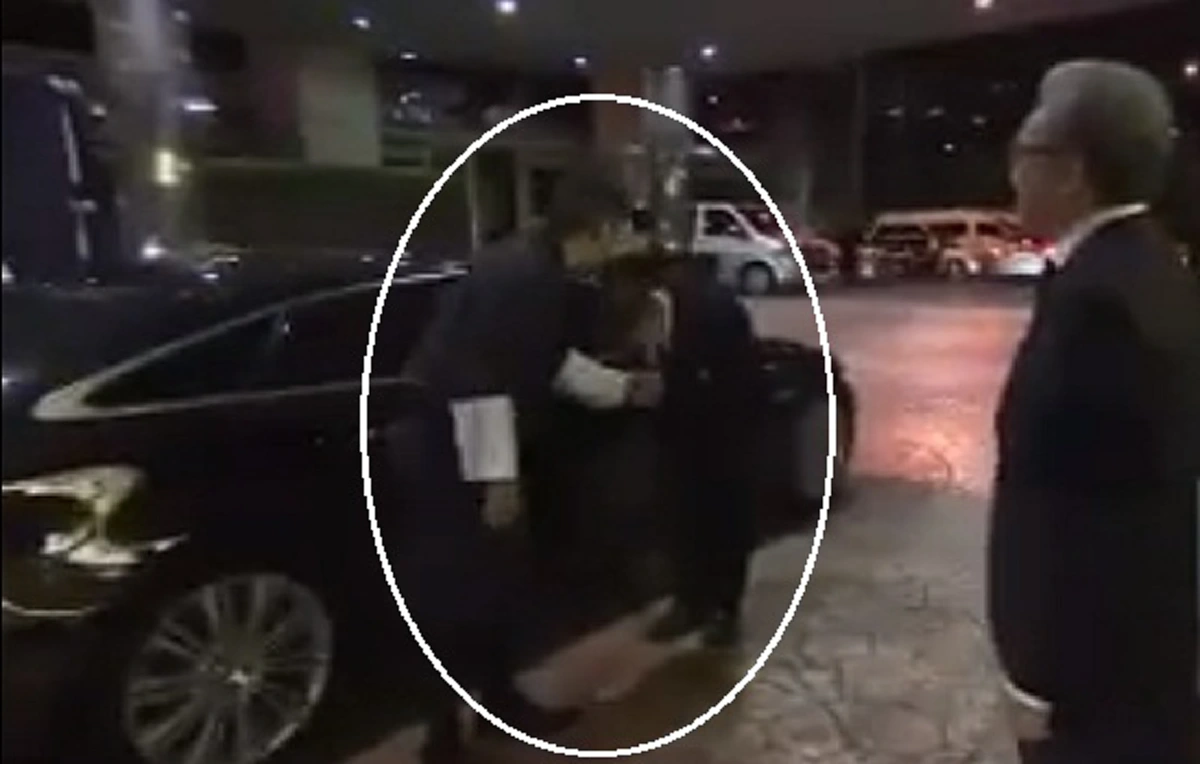 น้ำพระทัยงดงามยิ่ง!! "กษัตริย์จิกมี" น้อมพระวรกายจับมือกับคนขับรถ ก่อนเสด็จฯกลับภูฏาน(ชมคลิป)