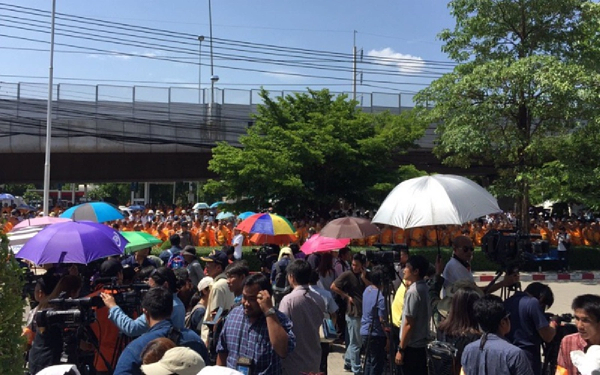 ด่วน!! จับตาศิษย์ธรรมกายนัดรวมพลเช้าพรุ่งนี้ -ขณะอัยการชี้จับ"ธัมมชโย"เป็นหน้าที่ดีเอสไอ ไม่ต้องรอคำสั่งฟ้อง