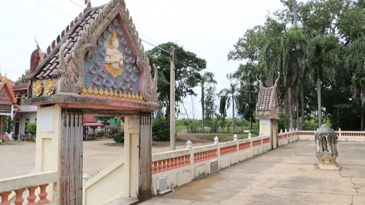 ไอเดียเจ๋งสุดๆ!! วัดดังเมืองลพบุรี นำถ้วยไฮโลและ ถ้วยเก่าประดับหน้าบันโบสถ์ เพื่อเป็นกุศโลบายให้ชาวบ้านเลิกเล่นพนัน