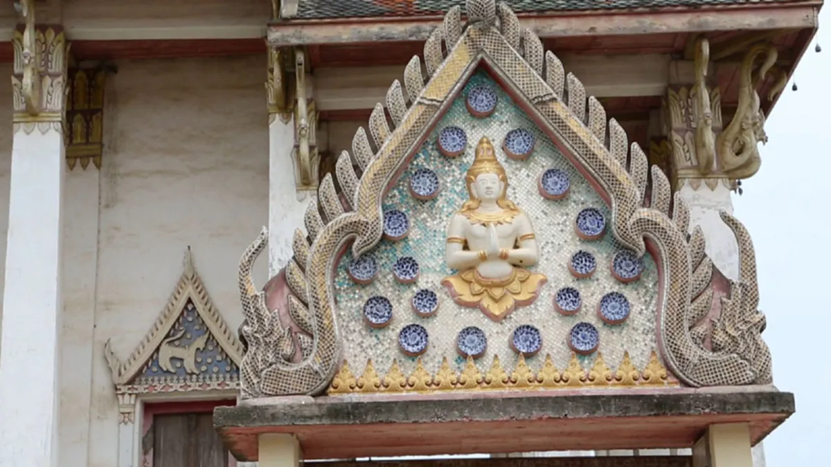 ไอเดียเจ๋งสุดๆ!! วัดดังเมืองลพบุรี นำถ้วยไฮโลและ ถ้วยเก่าประดับหน้าบันโบสถ์ เพื่อเป็นกุศโลบายให้ชาวบ้านเลิกเล่นพนัน