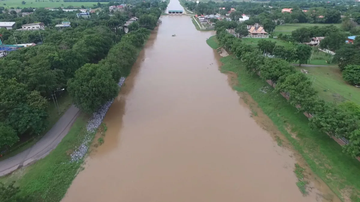 ฝนตกต่อเนื่อง!! คลองชัยนาท-ป่าสัก น้ำเพิ่มสูงขึ้นอีก ชลประทาน เร่งพร่องน้ำลงด้านล่าง กันผลกระทบถึงชาวบ้าน