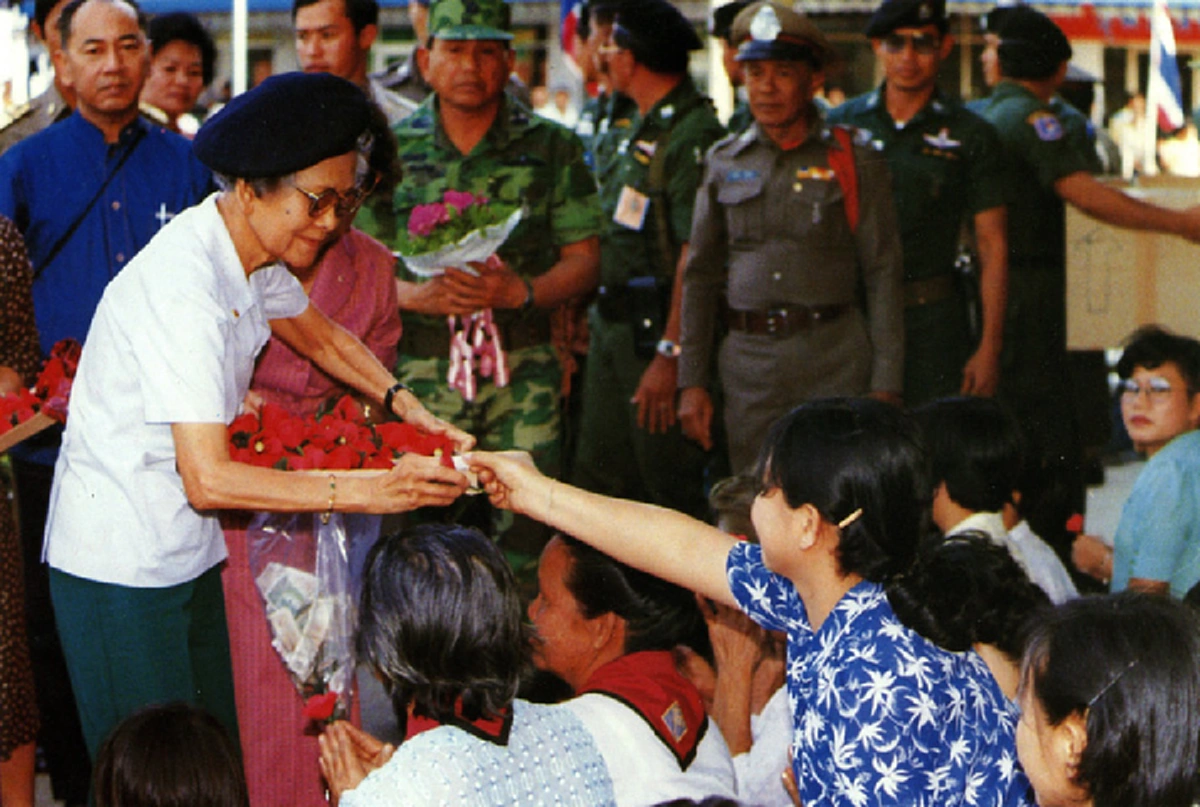ซาบซึ้งในน้ำพระทัยสมเด็จย่า! ทรงช่วยจำหน่ายดอกป๊อปปี้ด้วยพระองค์เองเสมอ แม้ประชวรก็ไม่ทรงทอดทิ้ง ...3 กพ.วันดอกป๊อปปี้บาน เพื่อทหารผ่านศึก