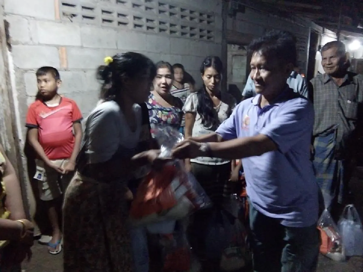 สุดสะเทือนใจ!! "เขาบอกไม่ใช่คนไทย รับของไม่ได้..." เสียงจากแรงงานพม่าที่ถูกน้ำท่วมหนักภาคใต้ ที่ไม่มีหน่วยงานไหนพูดถึง(ชมภาพ)