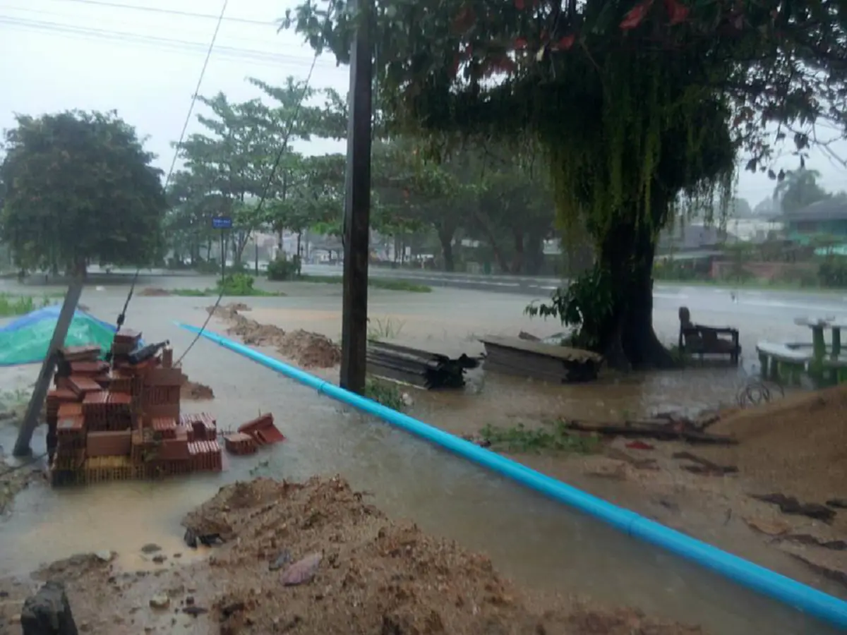 ด่วน!! ฝนตกหนักต่อเนื่องเมืองนครฯ ทม.ยกธงเหลืองแล้ว-น้ำจากเขาหลวงไหลหลากเข้าพท.3 ต.รับน้ำ หวั่นท่วมระลอก3 เตือนปชช.รับมือ(ชมคลิป)