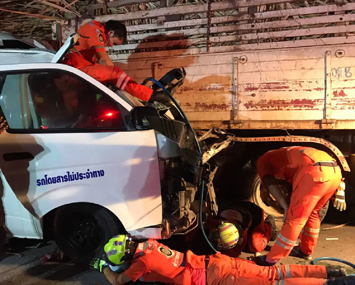 ชนสนั่น..อีกแล้ว!!! รถตู้สกลนครเหมาวิ่งงานแต่งสุราษฎร์ ขากลับคาดคนขับหลับในพุ่งอัดท้ายรถขนอ้อยมีตายเจ็บสลดใจ !??!