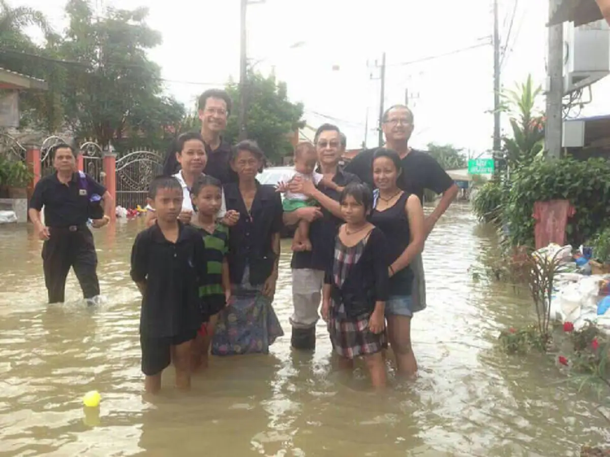 ใจร่มๆใครทำดีก็ชื่นชม!! ชาวเน็ตแชร์ภาพ "ปลื้ม สุรบถ" ลุยน้ำท่วมเยี่ยมชาวบ้าน เจ้าตัวอึ้งสภาพความจริงถึงเอ่ยปากวอนร่วมใจช่วยคนทุกข์ร้อนด่วน !