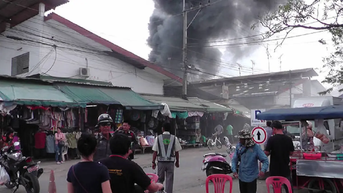 ด่วน!!! ไฟไหม้ "ตลาดโรงเกลือ" พ่อค้าแม่ค้าขนของหนีตายกันวุ่น เร่งระดมรถดับเพลิงกว่า 10 คันควบคุมสถานการณ์!!! 