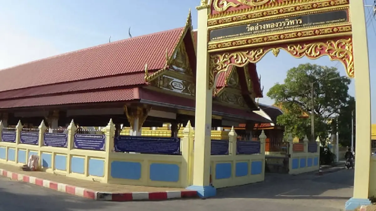 เข้าถึง เข้าใจ นำพัฒนา! เจ้าอาวาสวัดอ่างทองปิ๊งไอเดียถ่ายทอดพระบรมราโชวาทสู่ญาติโยม เนรมิตกำแพงรอบวัดเป็นป้ายคำสอนพ่อหลวง