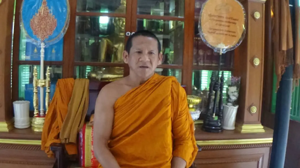 เข้าถึง เข้าใจ นำพัฒนา! เจ้าอาวาสวัดอ่างทองปิ๊งไอเดียถ่ายทอดพระบรมราโชวาทสู่ญาติโยม เนรมิตกำแพงรอบวัดเป็นป้ายคำสอนพ่อหลวง