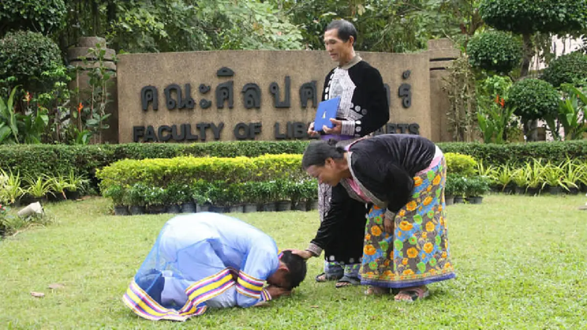 หนึ่งเดียวจากยอดดอย!!! ครอบครัวม้ง เดินทางกว่า 700 กม. ร่วมยินดี "ลูกชายบัณฑิตป้ายแดง" ไม่เคยอายที่จะบอกใครว่าเป็นชาวม้ง!!! (ชมภาพ) 