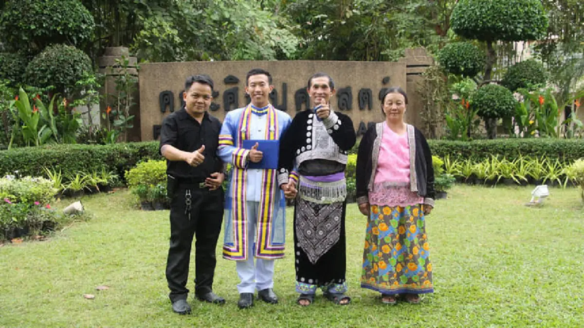 หนึ่งเดียวจากยอดดอย!!! ครอบครัวม้ง เดินทางกว่า 700 กม. ร่วมยินดี "ลูกชายบัณฑิตป้ายแดง" ไม่เคยอายที่จะบอกใครว่าเป็นชาวม้ง!!! (ชมภาพ) 