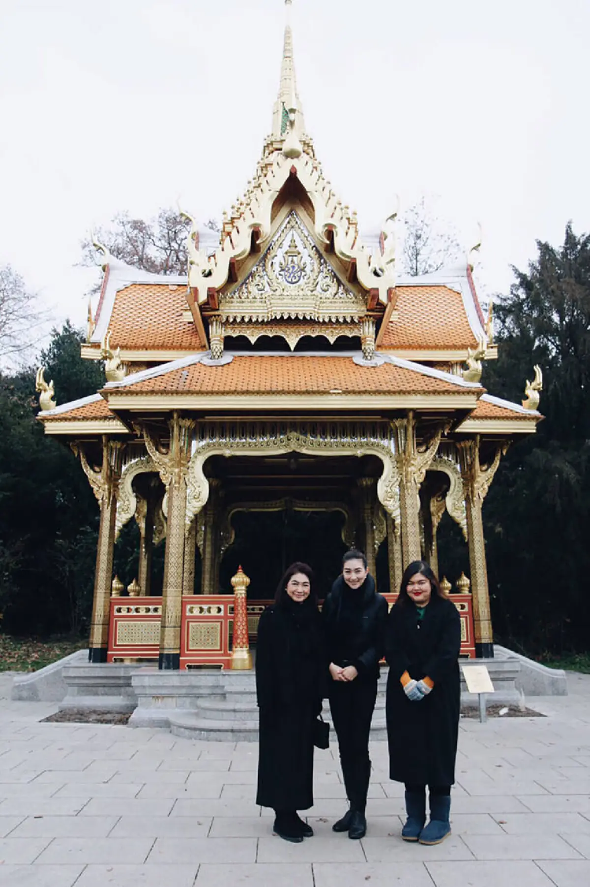 นางฟ้าตัวจริง!!! "แพนเค้ก" พร้อมครอบครัว ทำความดีเพื่อในหลวง ร.๙ ถึงสวิตฯ ชาวเน็ตแห่ชมนี่แหละซุปตาร์ของจริง!!! 