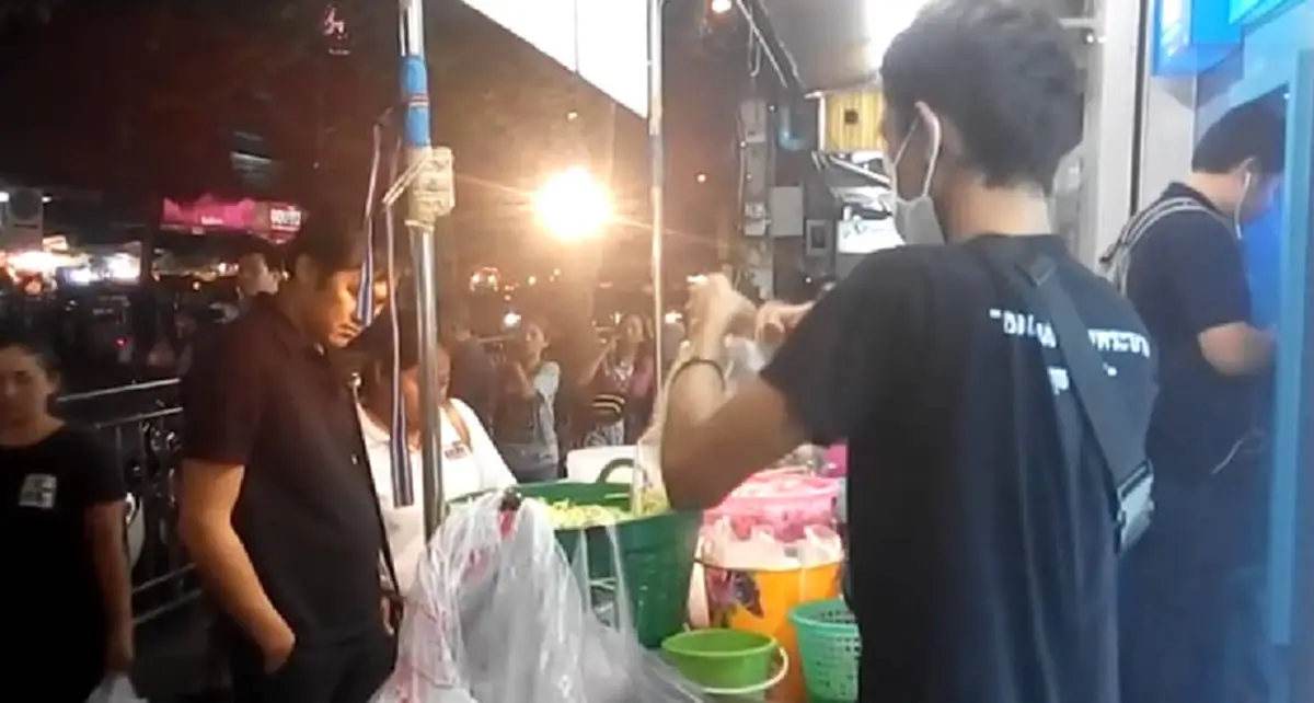 รู้แล้วๆเป็นใคร !!! จนท.บุกตลาดนัดย่านห้วยขวางตามล่าคนขายยำมะม่วงถุงละ 400 จนคนด่าทั้งเมืองราคามหาโหด ??