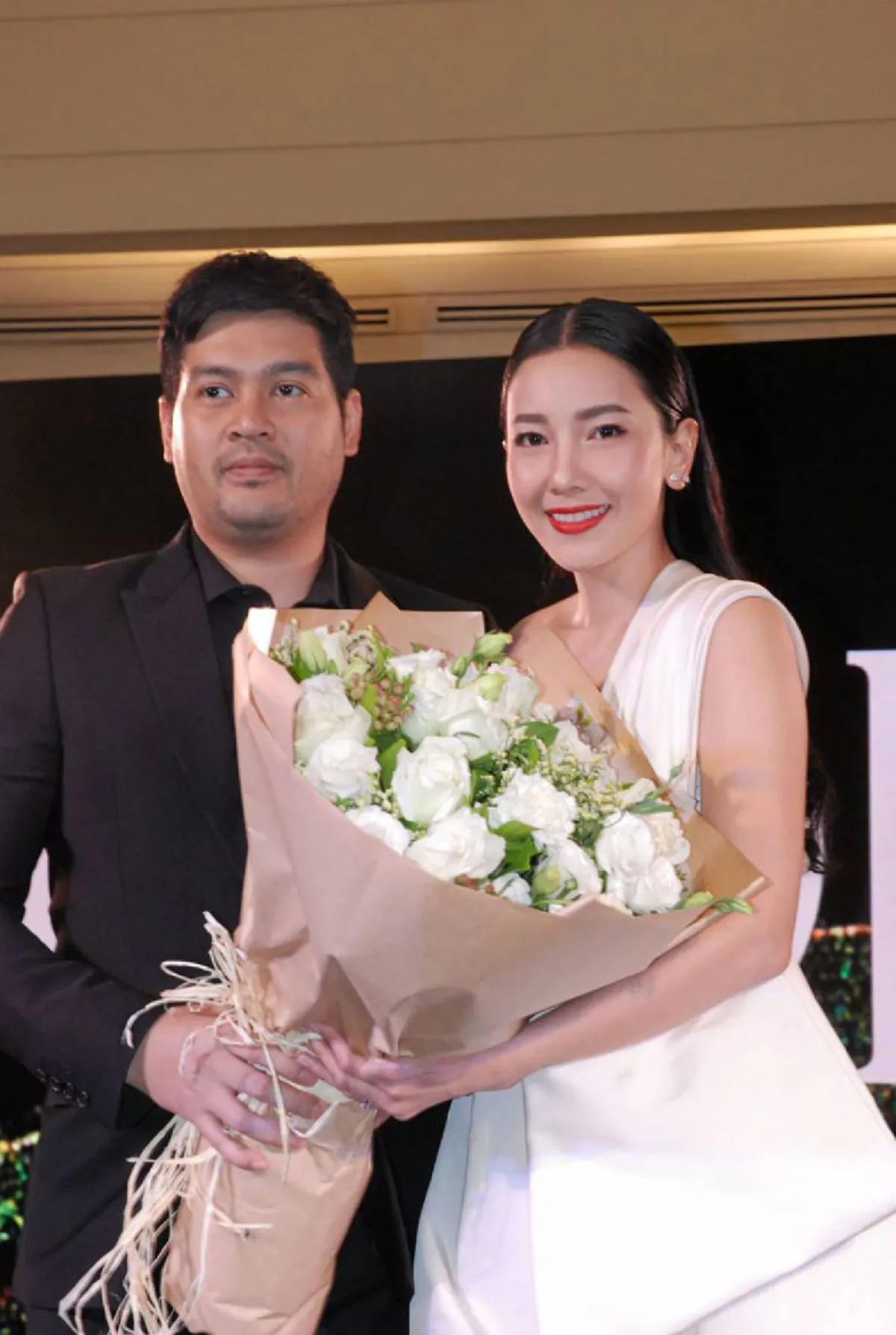 มุมนี้ก็มีนะ !!! "ต๊อด  ปิติ" ยอมพักทุกภารกิจเพื่อสิ่งนี้ หอบช่อดอกไม้ ยินดีภรรยาสาว "นุ่น"วรนุช เปิดตัวธุรกิจความงาม บอกเลย..หวานเว่อร์อ่ะ 