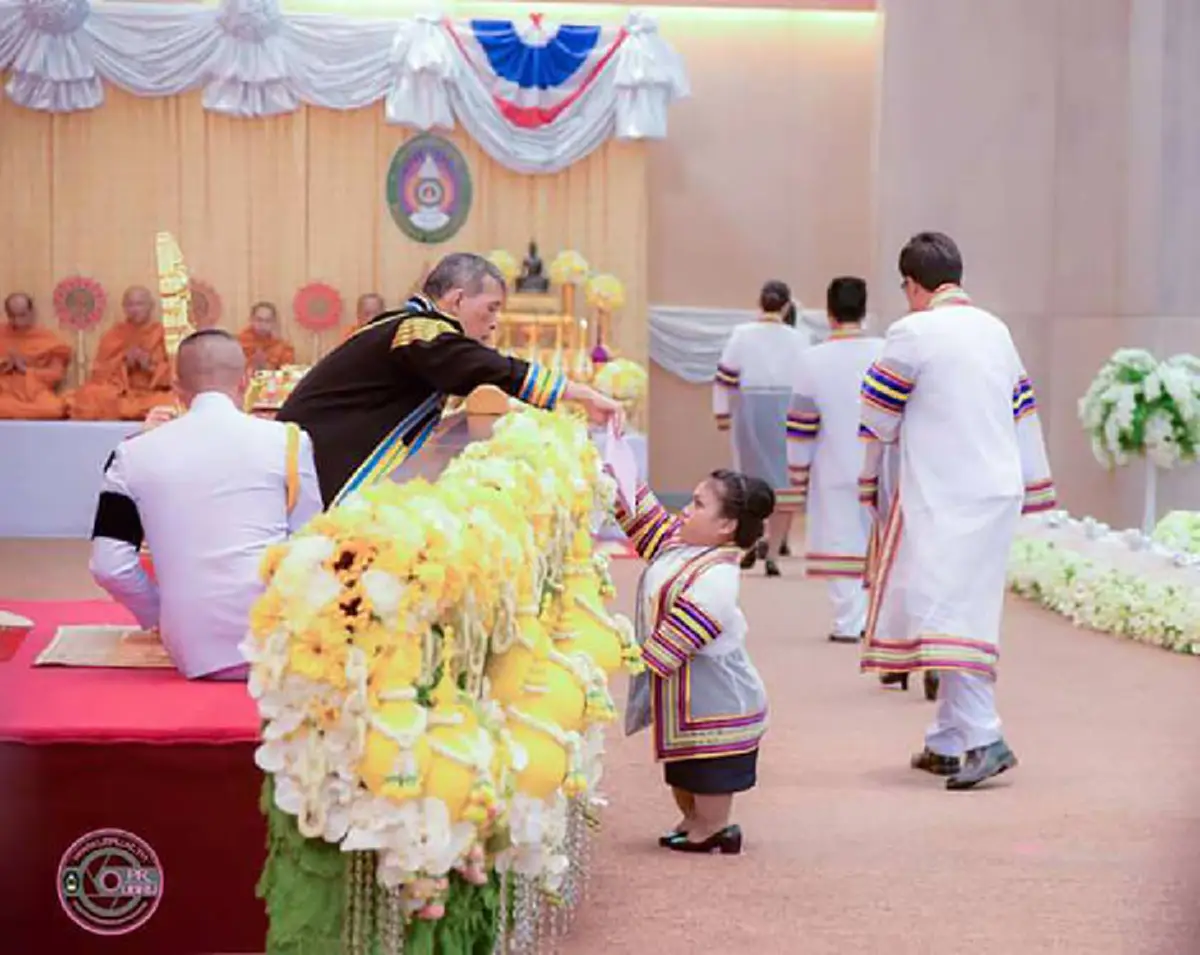 ช่วงเวลาแสนปลื้มปีติ!!! เปิดใจ "บัณฑิตร่างจิ๋ว" ครั้ง "ในหลวง ร.10" ทรงโน้มพระวรกายยื่นใบปริญญาบัตรให้โดยไม่ถือพระองค์ #ทรงพระเจริญ