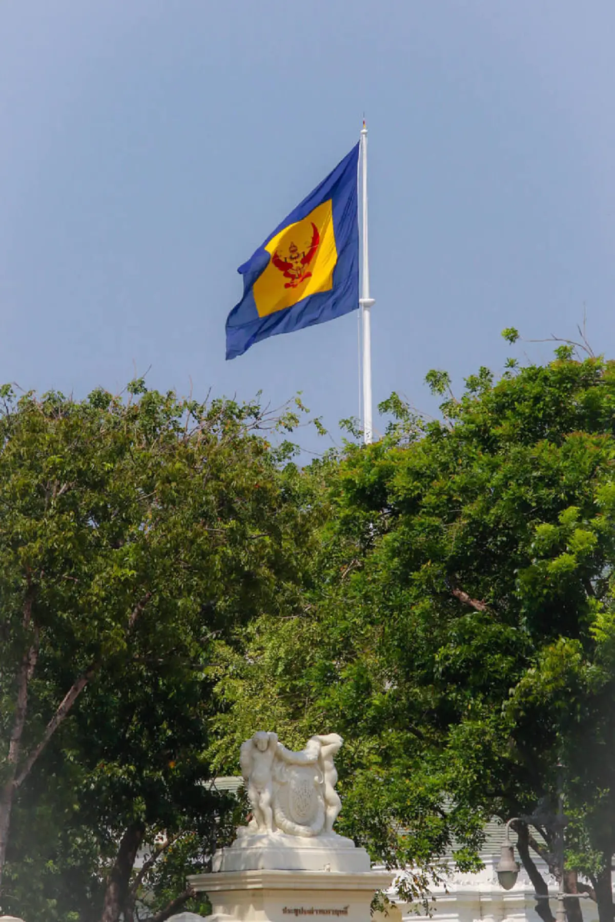 "ธงมหาราช" ธงพระอิสริยยศ ของ สมเด็จพระเจ้าอยู่หัว รัชกาลที่ ๑๐ เชิญขึ้นสู่ยอดเสา พระที่นั่งอัมพรสถาน