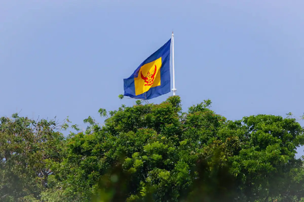 "ธงมหาราช" ธงพระอิสริยยศ ของ สมเด็จพระเจ้าอยู่หัว รัชกาลที่ ๑๐ เชิญขึ้นสู่ยอดเสา พระที่นั่งอัมพรสถาน