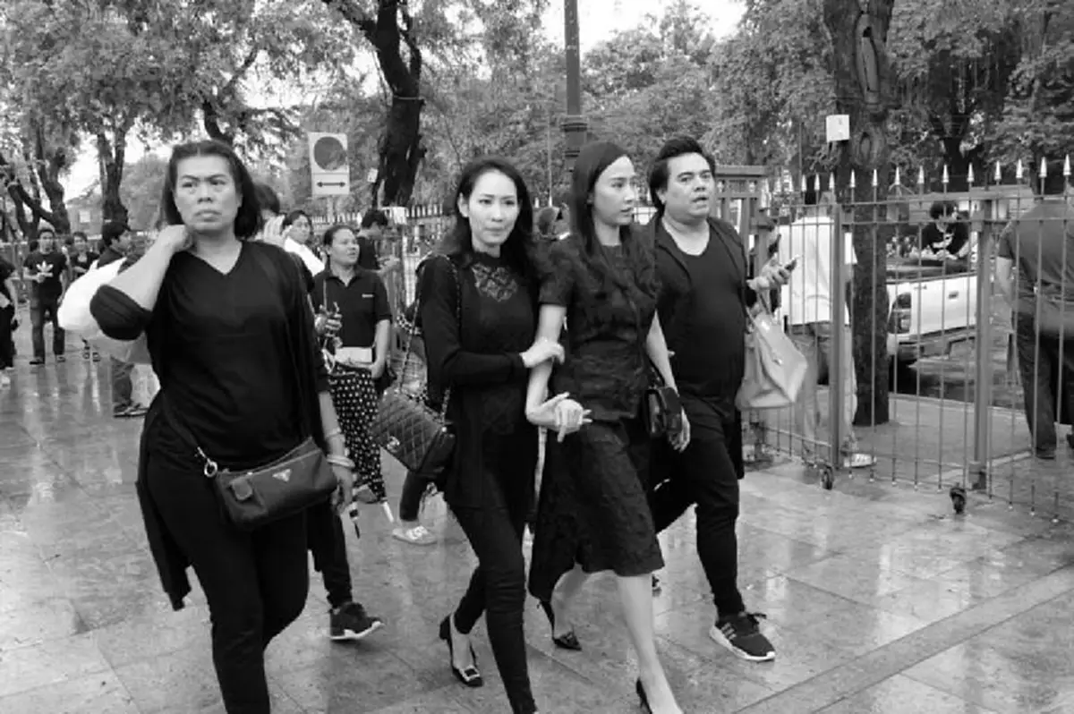 "อั้ม พัชราภา" ถวายสักการะพระบรมศพ ในหลวง รัชกาลที่ 9 (ชมคลิป)