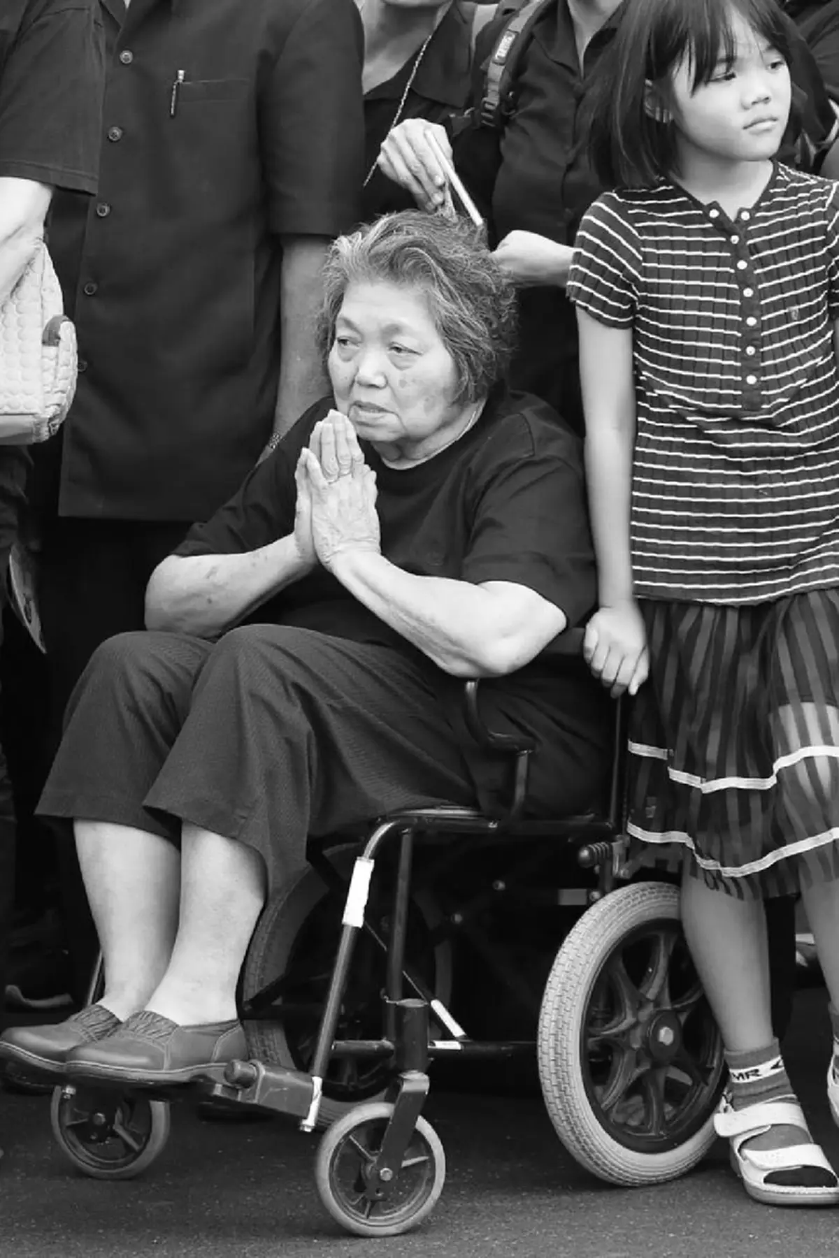 หัวใจแห่งศรัทธา..ยายชราวัย83จากสุโขทัยรอคิวแรกลงนามถวายอาลัยองค์พ่อหลวงท่ามกลางปชช.เนืองแน่นสนามหลวง