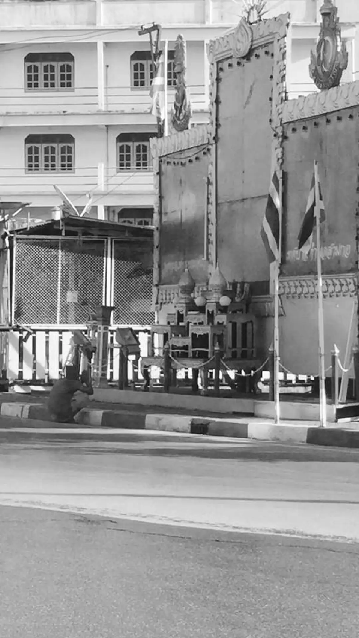 สะเทือนใจที่สุด!! เรื่องจริงของลุงอยุธยาเมื่อรู้ข่าว "องค์พ่อหลวง" สวรรคตช้ากว่าคนอื่น ทำให้ได้แค่หมอบกราบ ถวายอาลัยผ่านกรอบพระบรมฉายาลักษณ์