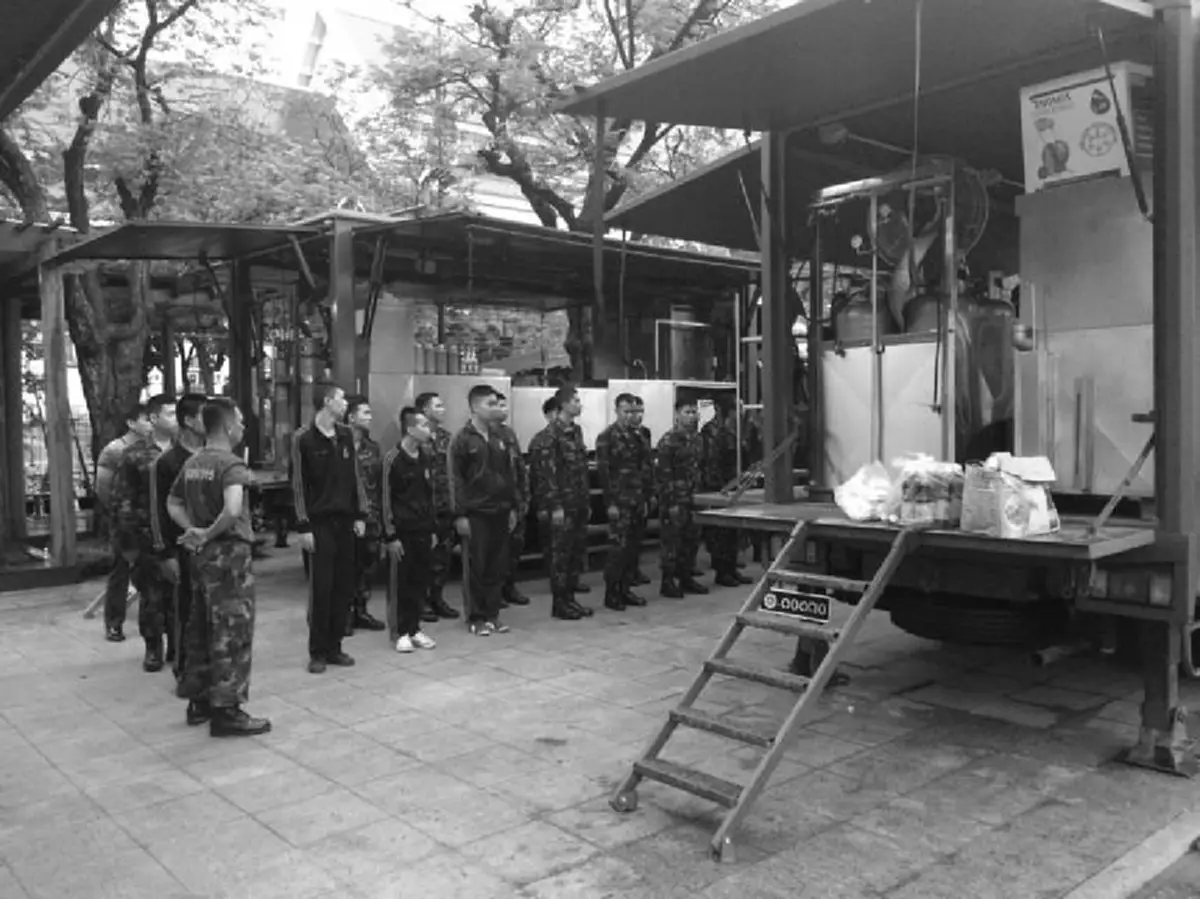 รวมพลังถวายพ่อหลวง!! กองทัพบกทำครัวสนามแจกอาหาร3มื้อแก่ปชช.สักการะพระบรมศพ รับฟรีหน้าม.ธรรมศาสตร์