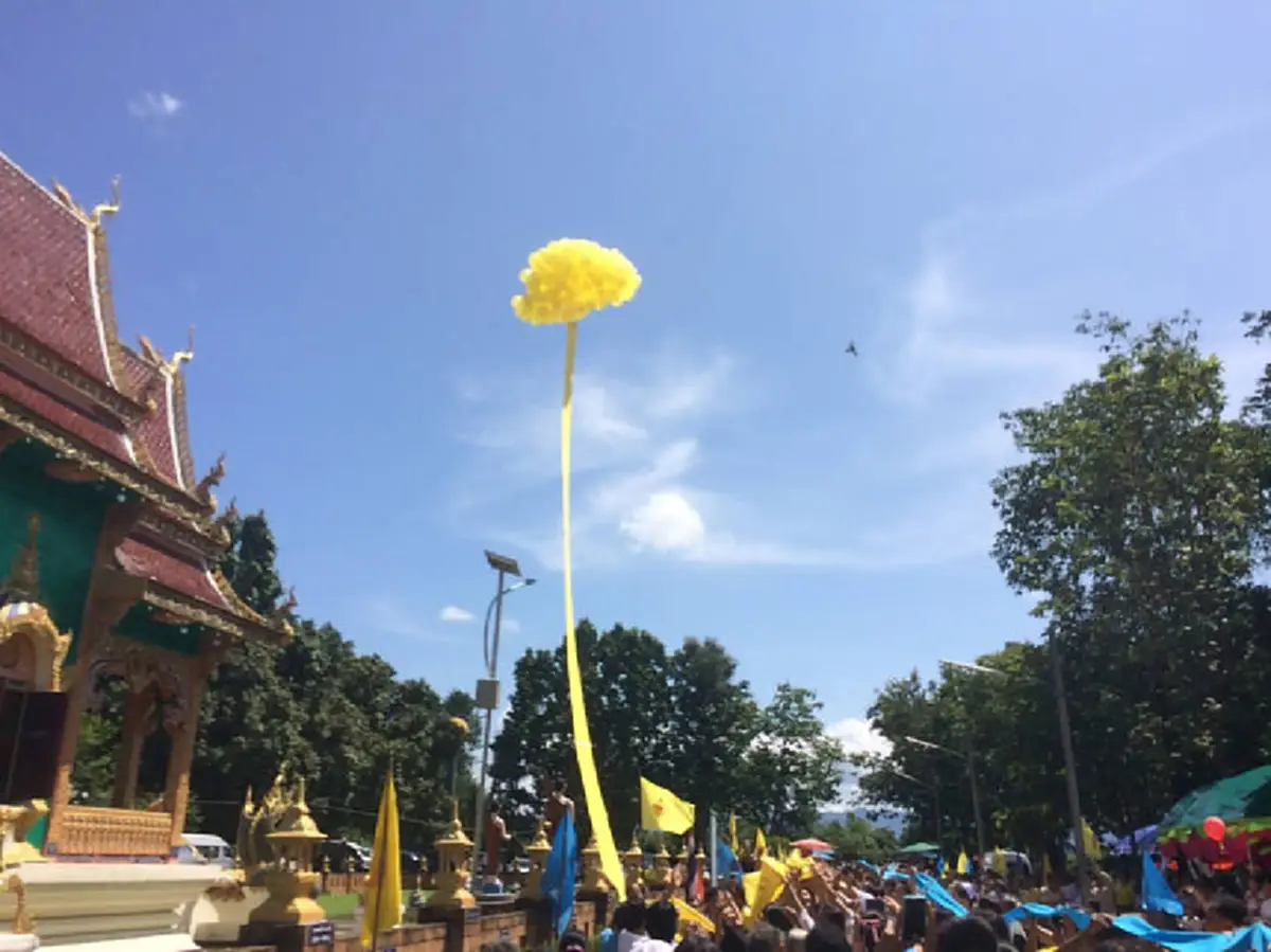 "ชาวดอยเต่า" ทำพิธีเจริญพระพุทธมนต์สืบชะตาหลวง-ปล่อยตุงสะเดาะเคราะห์ ขอในหลวง-พระราชินี หายพระประชวร!!!