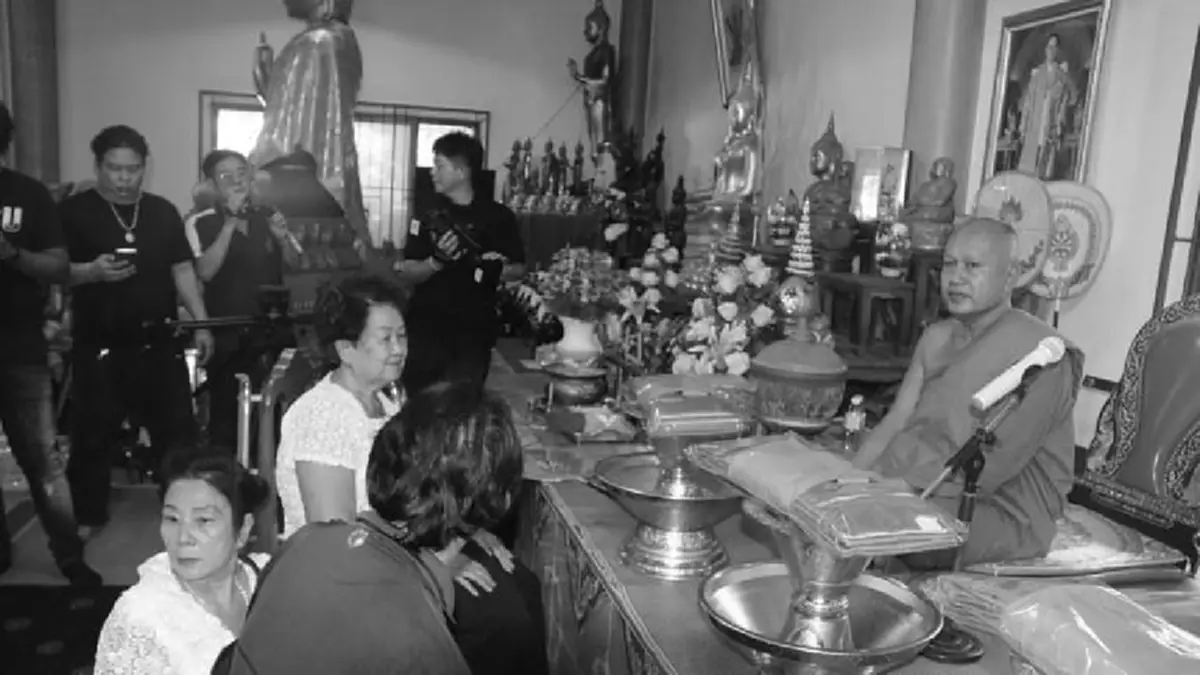 "พระอาจารย์แดง" เกจิดังเมืองกรุงเก่า แจกเสื้อดำ ๑,๙๙๙ ตัว ให้ผู้มีรายได้น้อย สวมใส่ถวายความอาลัยในหลวง ร.๙