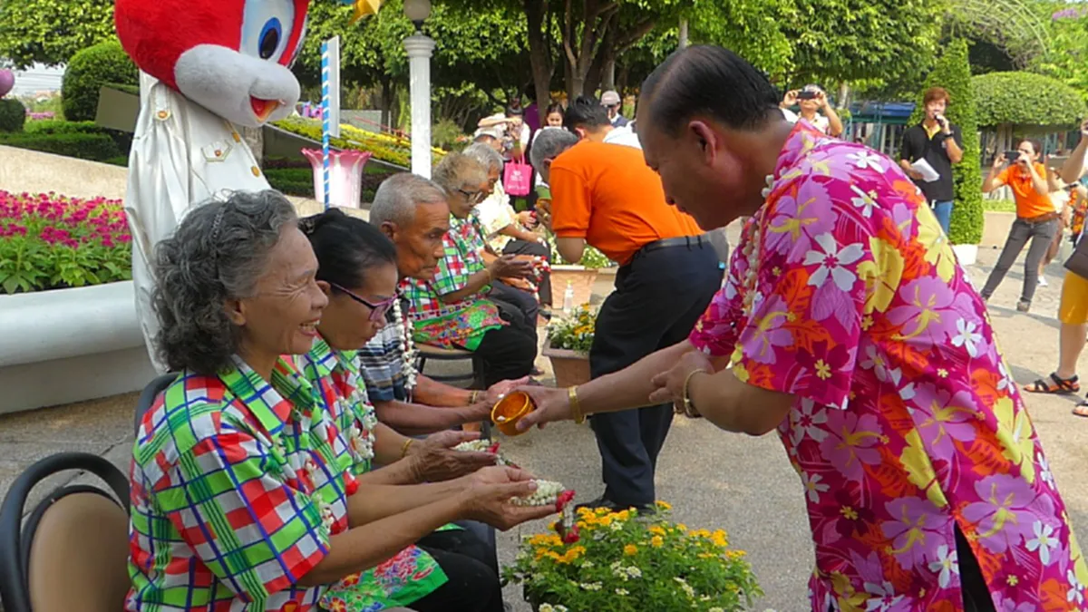 "ดรีมเวิลด์" จัดกิจกรรมย้อนวัยเก๋าคืนความสุขให้ผู้สูงอายุรับสงกรานต์!!
