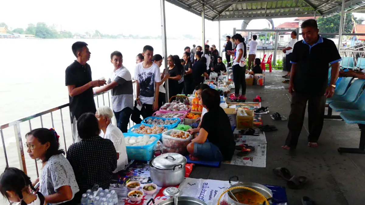 บุญนี้เพื่อพ่อ  ชาวปทุมฯ ลุยน้ำท่วมตักบาตรพระร้อยทางเรือถวายบุญแด่ในหลวงร.9
