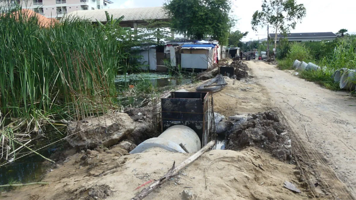 เดือดร้อนหนัก!!  ชาวบ้านปทุมฯร้องสื่อ ผู้รับเหมาสร้างถนนช้า   ทำท่อน้ำประปาแตกไม่แก้ไข วอนหน่วยงานเร่งดำเนินการ!! 