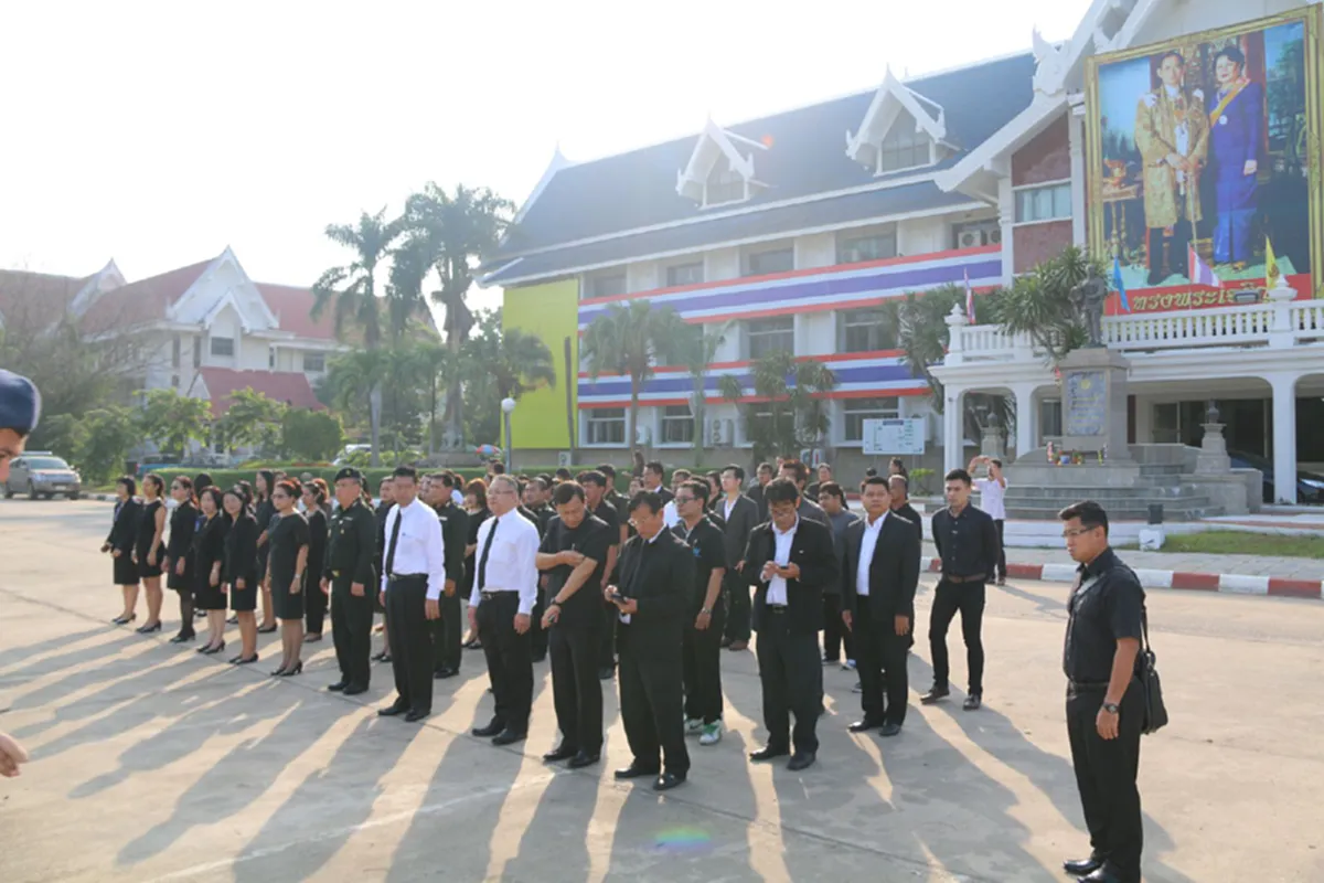 ผู้ว่าฯสิงห์บุรี นำแต่งกายชุดสีดำ ถวายความอาลัยแด่พระบาทสมเด็จพระเจ้าอยู่หัวในพระบรมโกศ