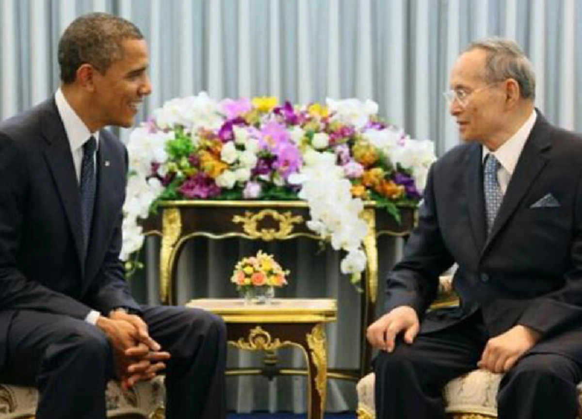 โอบามายกย่อง "พระเจ้าอยู่หัวในพระบรมโกศ" เป็นนักสู้ผู้ไม่รู้จักเหน็ดเหนื่อย เพื่อพสกนิกรชาวไทยของพระองค์ (รายละเอียด)