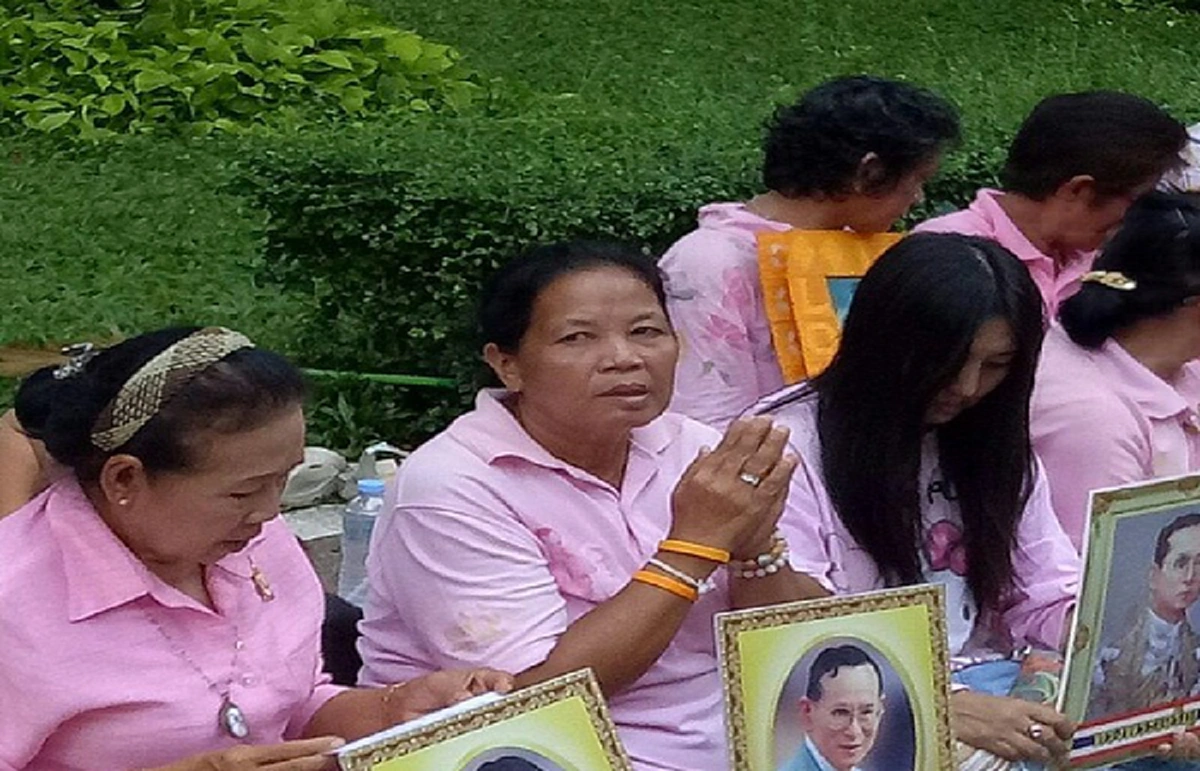 "พระบรมฯ" เสด็จถึง รพ.ศิริราชแล้ว พสกนิกรหลั่งไหลสวดมนต์ถวายพระพร
