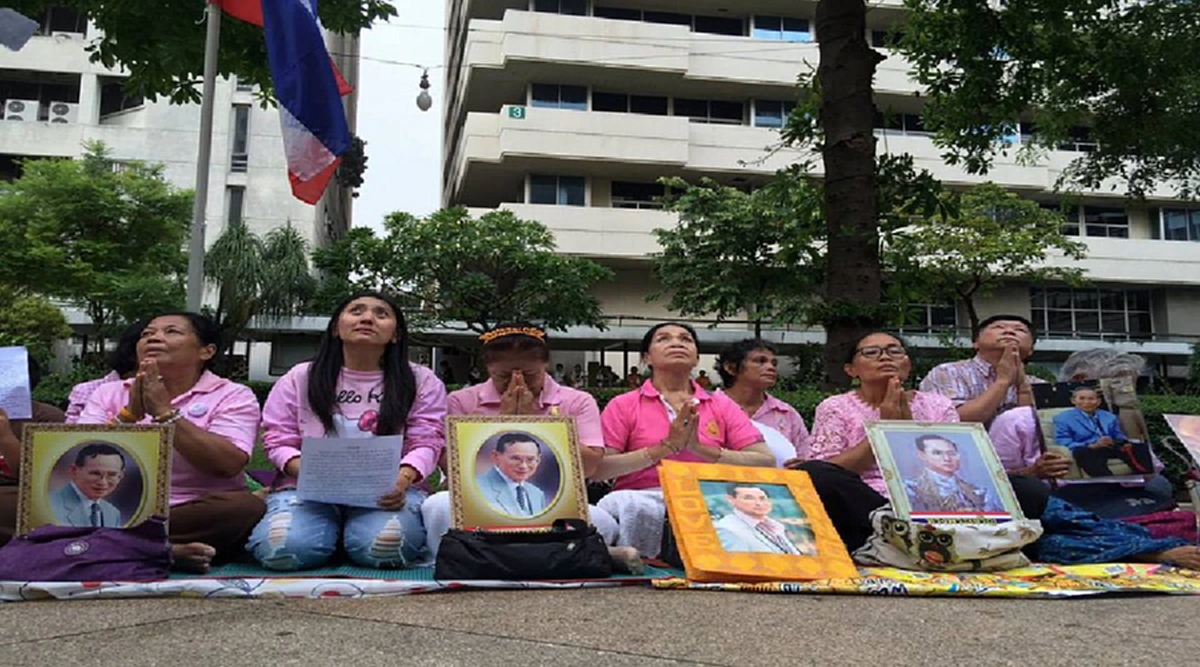 "พระบรมฯ" เสด็จถึง รพ.ศิริราชแล้ว พสกนิกรหลั่งไหลสวดมนต์ถวายพระพร