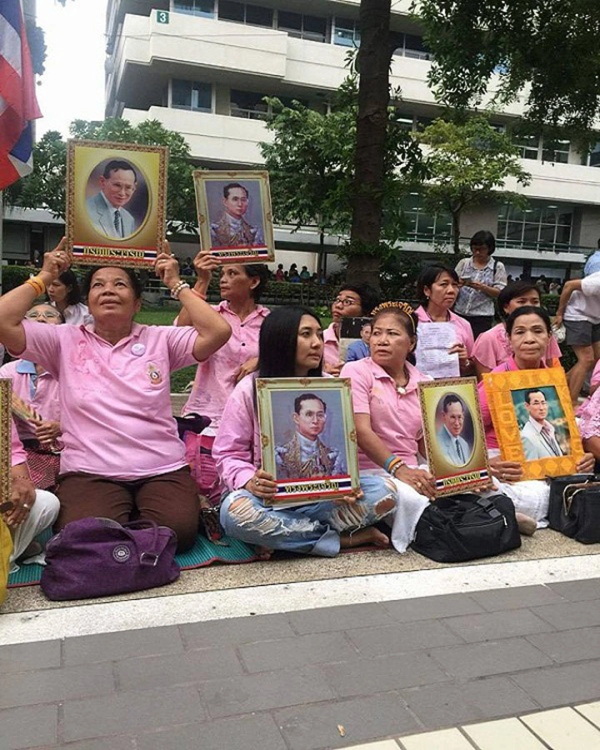 "สมเด็จพระเทพฯ" เสด็จถึง รพ.ศิริราชแล้ว ขณะพสกนิกรเฝ้าติดตามพระอาการประชวร"ในหลวง"อย่างเนืองแน่น