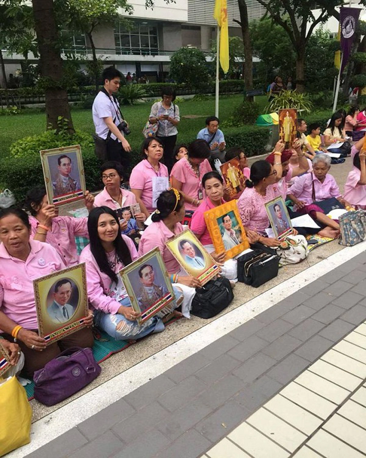 "สมเด็จพระเทพฯ" เสด็จถึง รพ.ศิริราชแล้ว ขณะพสกนิกรเฝ้าติดตามพระอาการประชวร"ในหลวง"อย่างเนืองแน่น