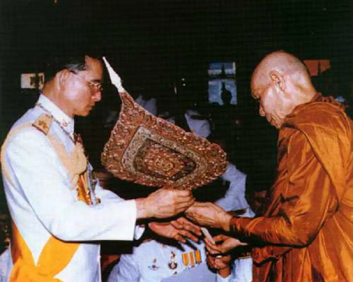 ความล้ำลึกแห่งพระปรีชาญาณทางธรรม!! เมื่อพระเจ้าอยู่หัวในพระบรมโกศทรงสนทนาธรรมเรื่องหลักการเจริญสมาธิขั้นสูงกับหลวงพ่อพุธ!!