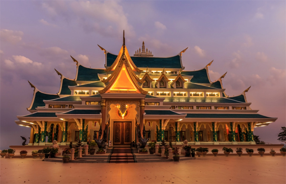 กราบสาธุ!! สุดงดงาม พุทธสถานท่ามกลางธรรมชาติ "วัดป่าภูก้อน" สถาปัตยกรรมแห่งพุทธศิลป์และความเงียบสงบ!!! (ชมภาพ)