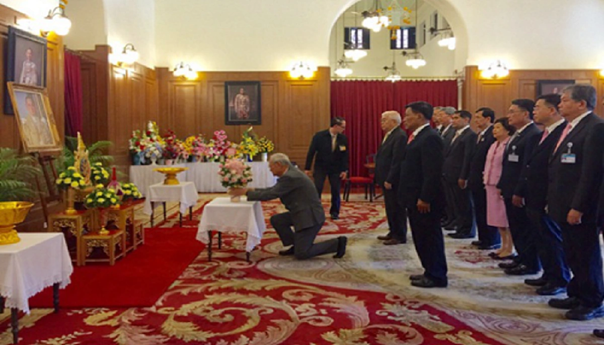 "พล.อ.ประยุทธ์"พร้อมคณะร่วมลงนามถวายพระพร ขอให้"ในหลวง"ทรงหายจากพระประชวรในเร็ววัน