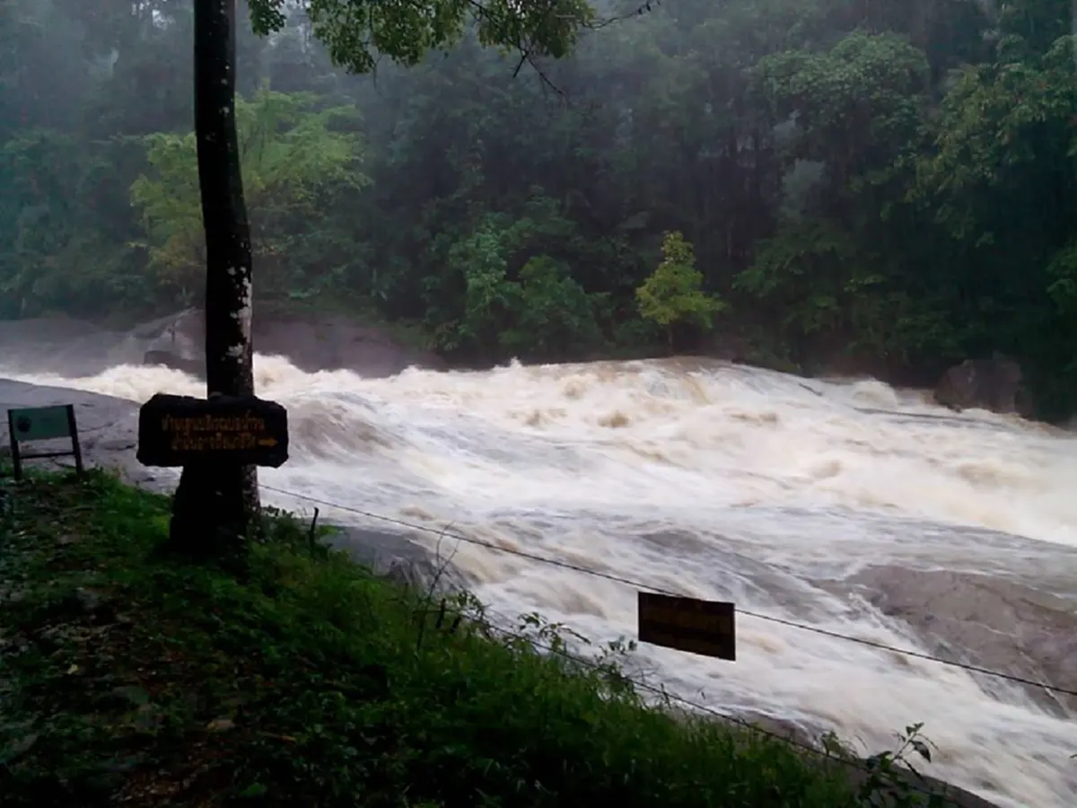 ด่วน!! ฝนตกหนักต่อเนื่องเมืองนครฯ ทม.ยกธงเหลืองแล้ว-น้ำจากเขาหลวงไหลหลากเข้าพท.3 ต.รับน้ำ หวั่นท่วมระลอก3 เตือนปชช.รับมือ(ชมคลิป)