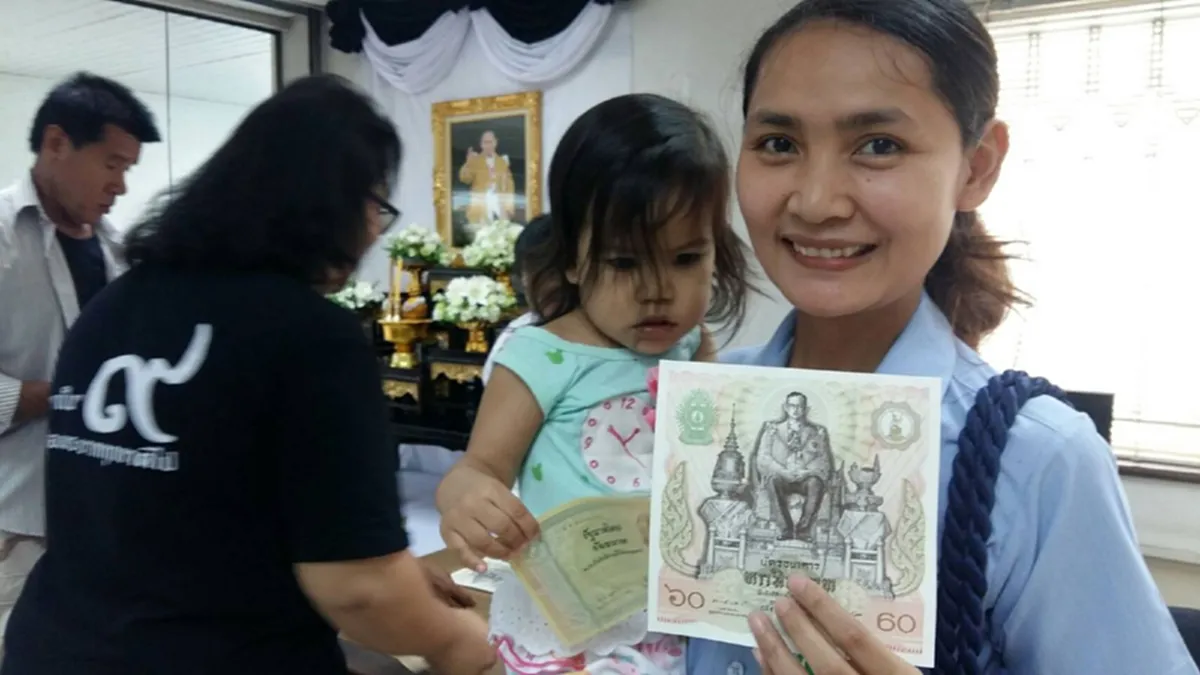 ประมวลภาพ!! พสกนิกรไทยทั้งประเทศ แห่แลกธนบัตรที่ระลึก ในหลวงร.9 แน่นทุกธนาคาร
