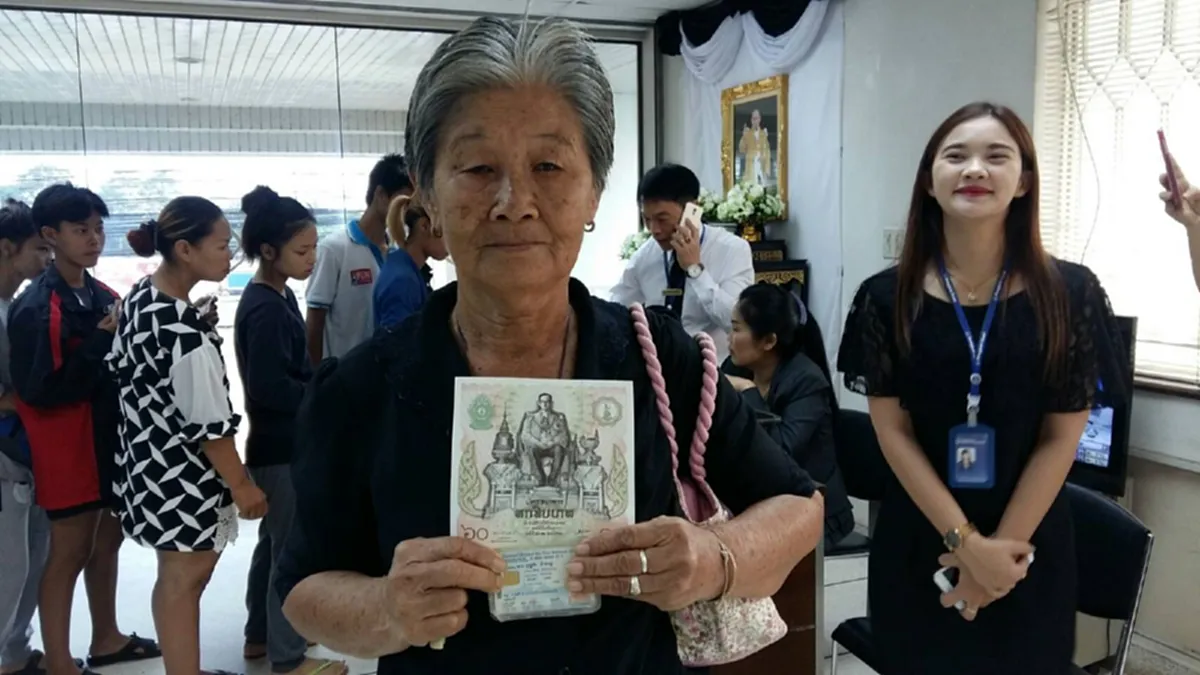 ประมวลภาพ!! พสกนิกรไทยทั้งประเทศ แห่แลกธนบัตรที่ระลึก ในหลวงร.9 แน่นทุกธนาคาร