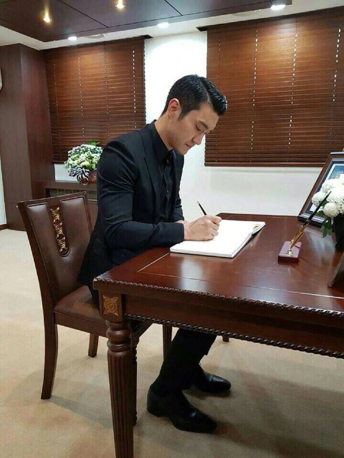 ได้ใจคนไทยไปเต็มๆ !! "ซีวอน" นักร้องเกาหลีชื่อดัง ลงนามถวายความอาลัยแด่ในหลวงรัชกาลที่ 9 ที่สถานทูตไทย เกาหลีใต้ (ภาพ+รายละเอียด) 