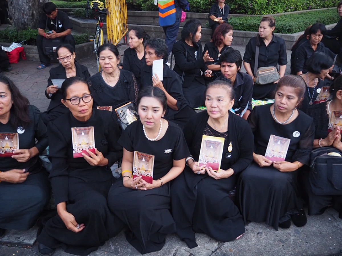 ที่สุดแห่งปี !!! การเสด็จสวรรคตของ "ในหลวงรัชกาลที่ 9" ...ประชาชน เกาะติดมากที่สุด (รายละเอียด)