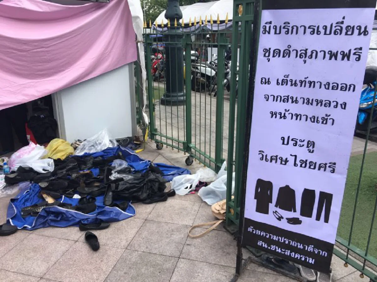 คนแห่ใช้บริการคับคลั่ง!!! จุดบริการเปลี่ยนชุดสุภาพ แนะแต่งตัวมาเรียบร้อยมาจะดีกว่า หลังคนแห่ใช้บริการต่อเนื่อง (ชมภาพ)