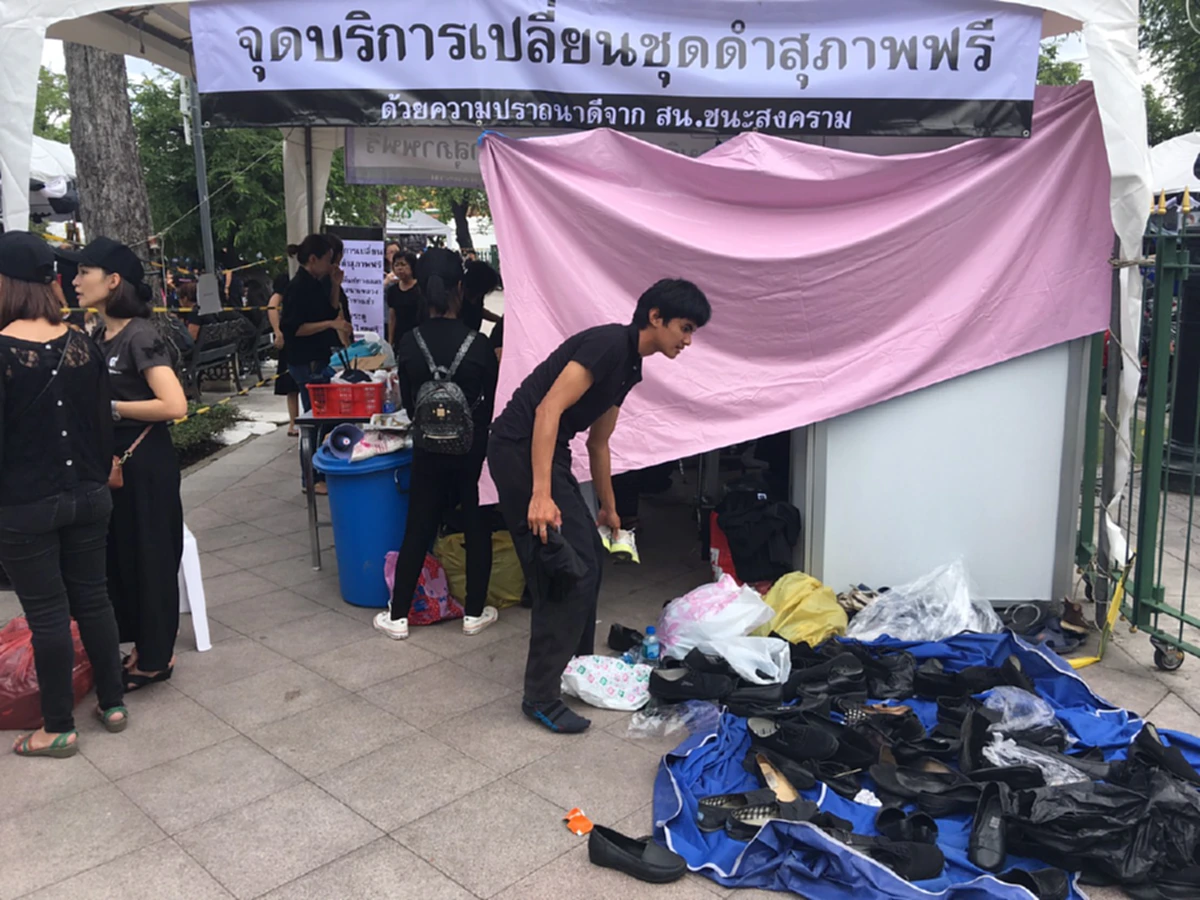 คนแห่ใช้บริการคับคลั่ง!!! จุดบริการเปลี่ยนชุดสุภาพ แนะแต่งตัวมาเรียบร้อยมาจะดีกว่า หลังคนแห่ใช้บริการต่อเนื่อง (ชมภาพ)